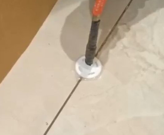霍山瓷砖空鼓维修公司专业解答瓷砖在铺贴过程中，如果没有涂抹均匀到位的粘结材料（如水泥砂浆或瓷砖胶），可能会导致以下问题